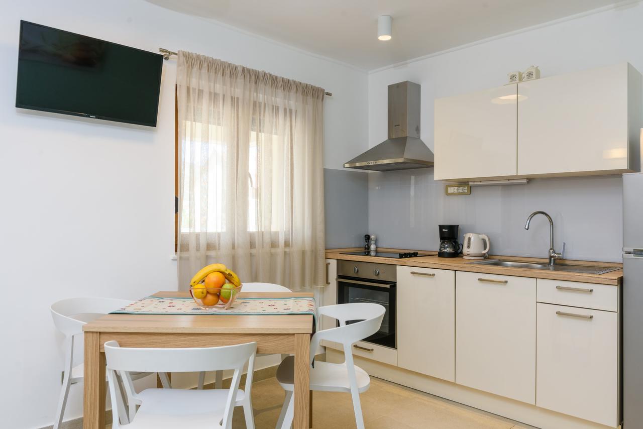 Apartmani Marko I Ana Marina Bagian luar foto