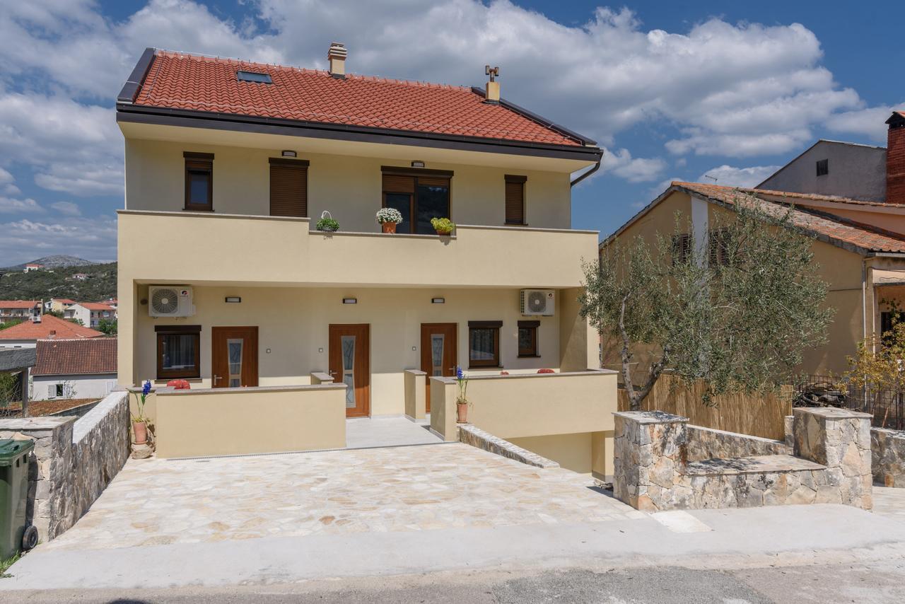 Apartmani Marko I Ana Marina Bagian luar foto