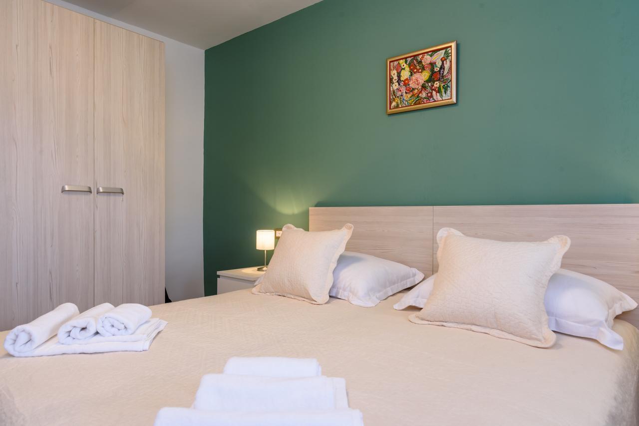 Apartmani Marko I Ana Marina Bagian luar foto