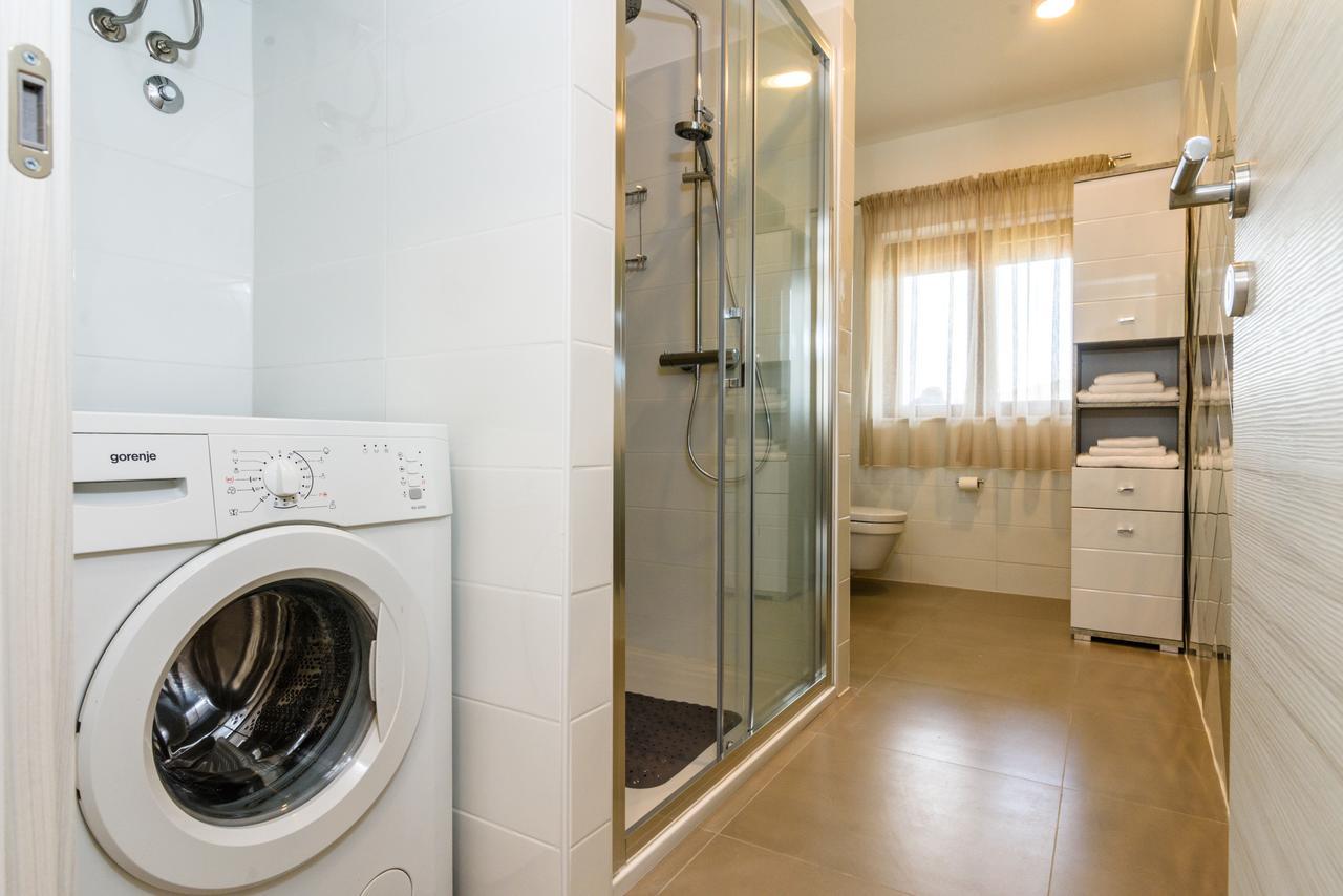 Apartmani Marko I Ana Marina Bagian luar foto