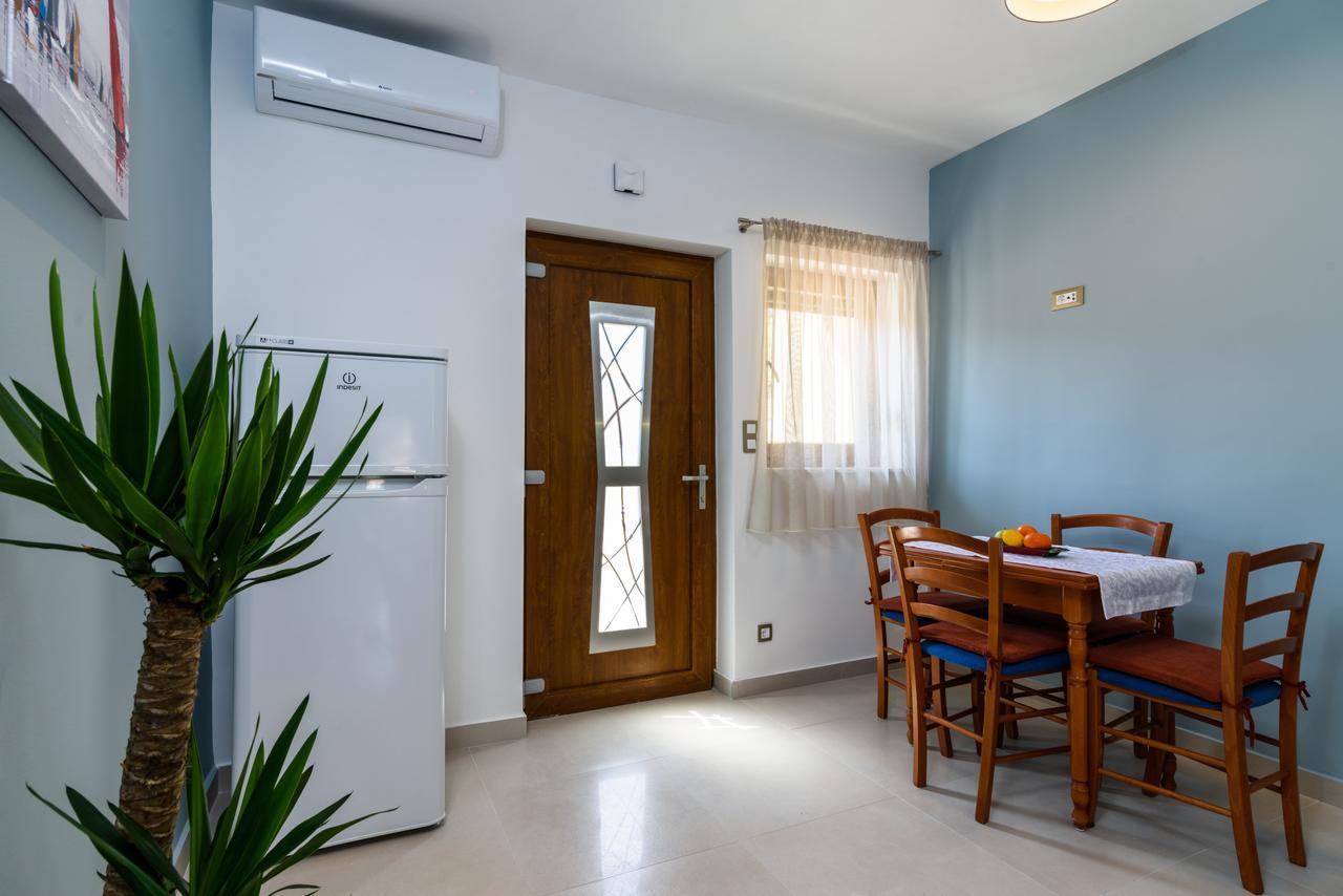 Apartmani Marko I Ana Marina Bagian luar foto