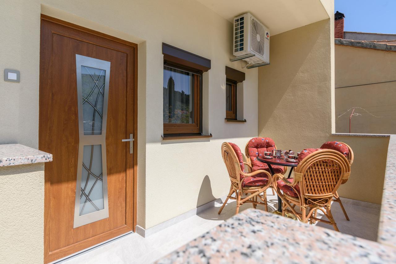 Apartmani Marko I Ana Marina Bagian luar foto